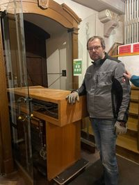 Organist Axel Bachmann mit dem alten Spieltisch